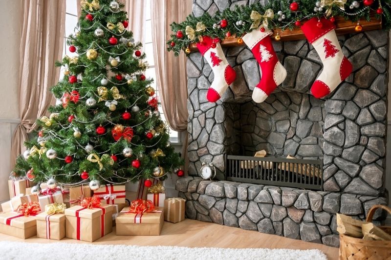 Treo tất trong dịp Noel là cách trang trí truyền thống, quen thuộc của nhiều văn phòng