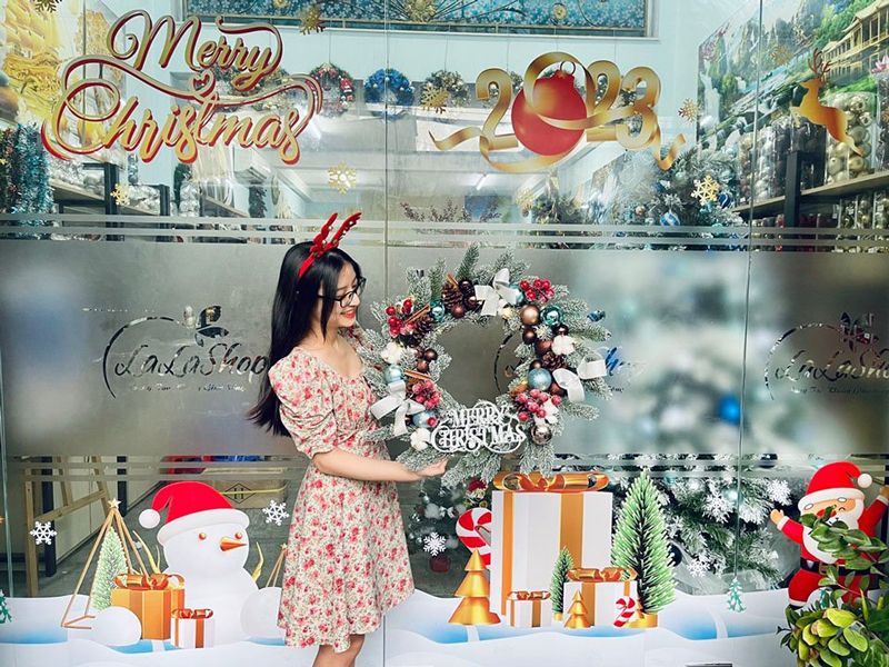 Treo vòng nguyệt quế trên cửa ra vào là cách trang trí văn phòng Noel đơn giản